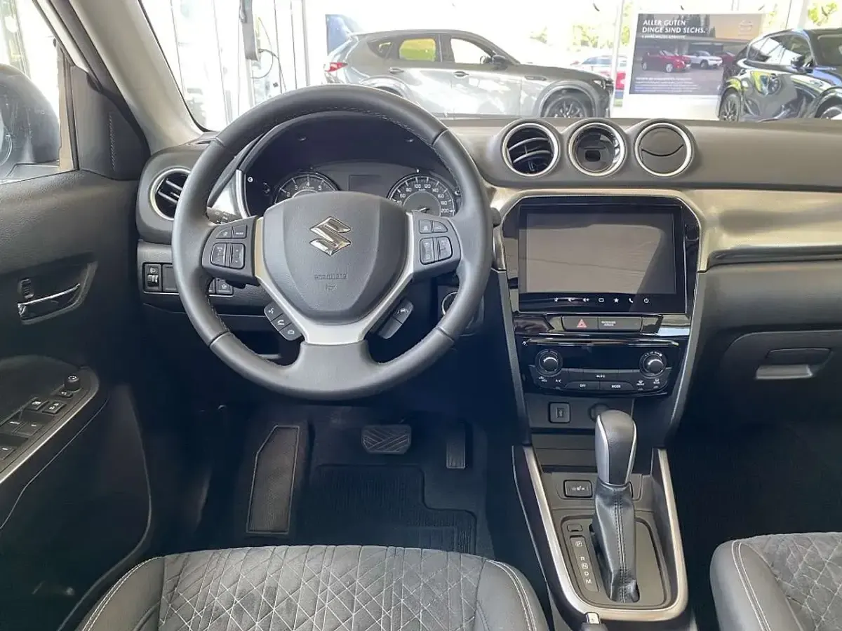 Gebraucht Suzuki Vitara Comfort+ 116 PS (85 kW) 2025 Cool white pearl SUV