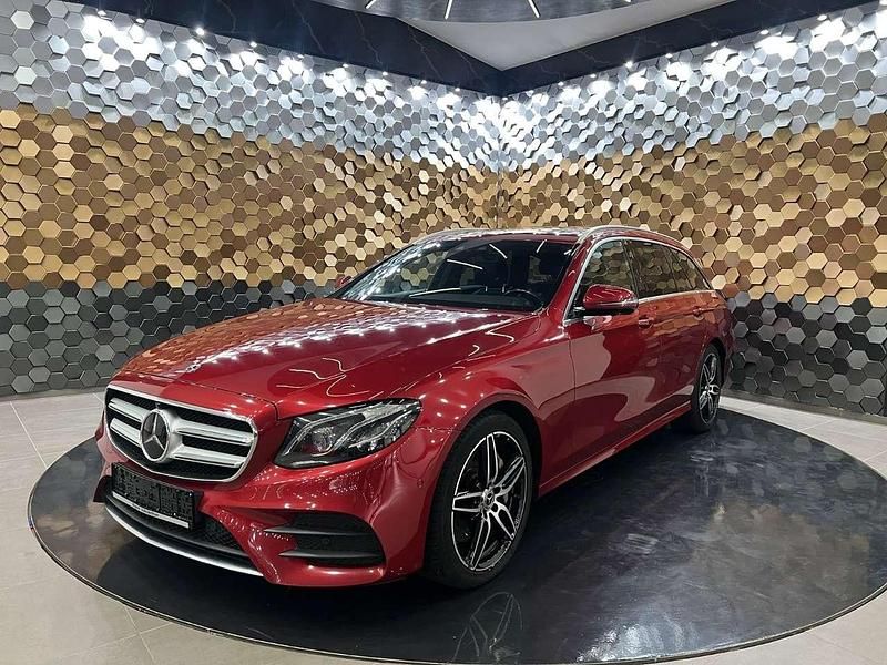Designo hyazinthrot metallic Gebraucht 2019 Mercedes E350 AMG Kombi | 25.500 € (Fairer Preis) - Bild 1/4