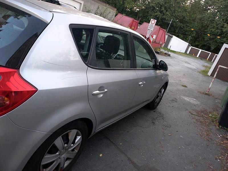 Grau Gebraucht 2007 Kia Ceed Kleinwagen | 2.500 € (Fairer Preis) - Bild 1/4