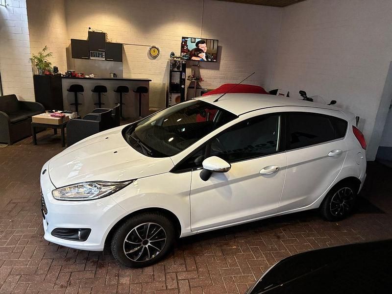Gebraucht Ford Fiesta Titanium 101 PS (74 kW) 2014 Weiß Limousine