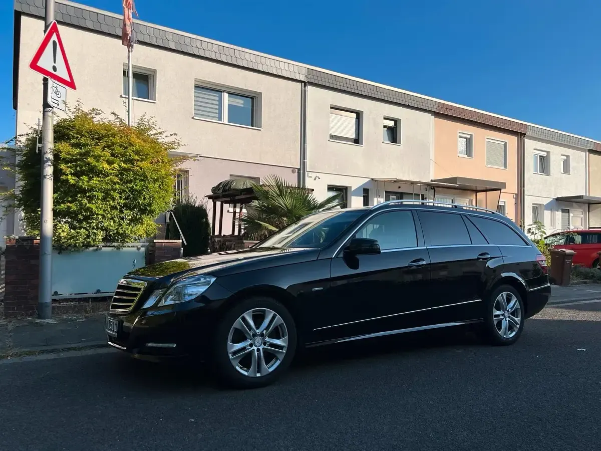 Gebraucht Mercedes E250 Elegance 204 PS (150 kW) 2010 Schwarz Kombi
