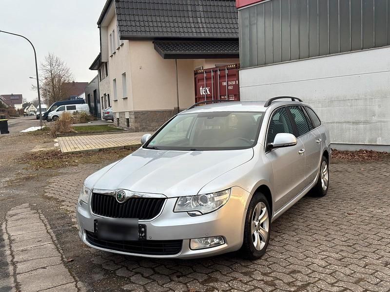 Gebraucht Skoda Superb 140 PS (102 kW) 2012 Silber Kombi