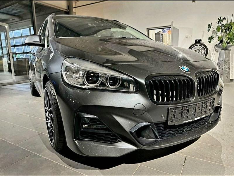 Grau Gebraucht 2017 BMW 220 Gran Tourer M Sport Van / Kleinbus | 16.500 € (Fairer Preis) - Bild 1/4
