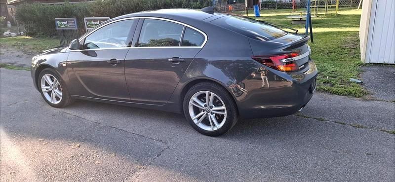 Grau Gebraucht 2016 Opel Insignia Limousine | 8.300 € (Fairer Preis) - Bild 1/4