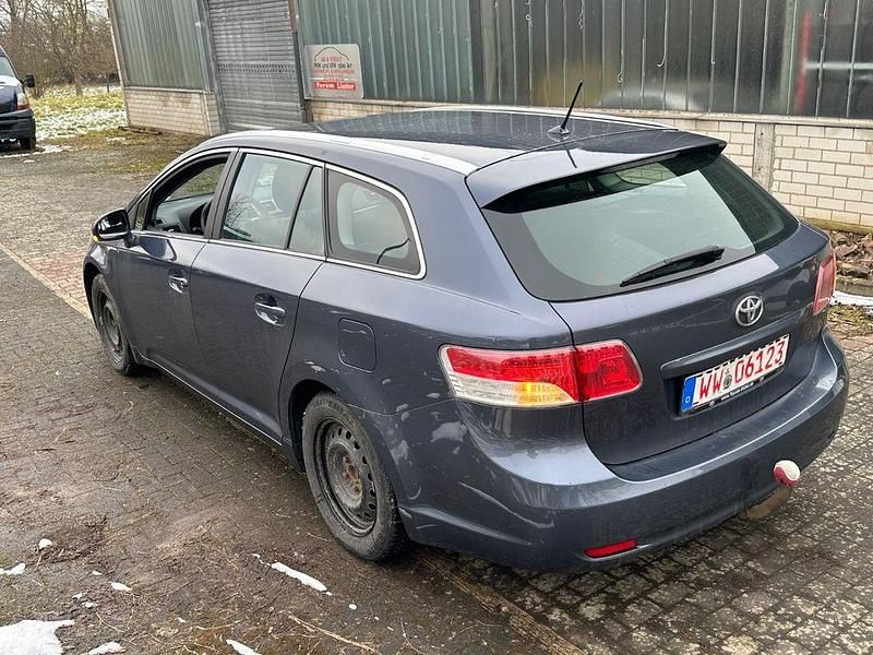 Gebraucht Toyota Avensis Edition 126 PS (92 kW) 2011 Blau Kombi