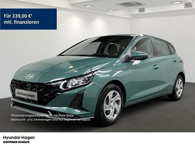 Gebraucht Hyundai i20 Select 101 PS (74 kW) 2025 Mangrove green / mic Kleinwagen