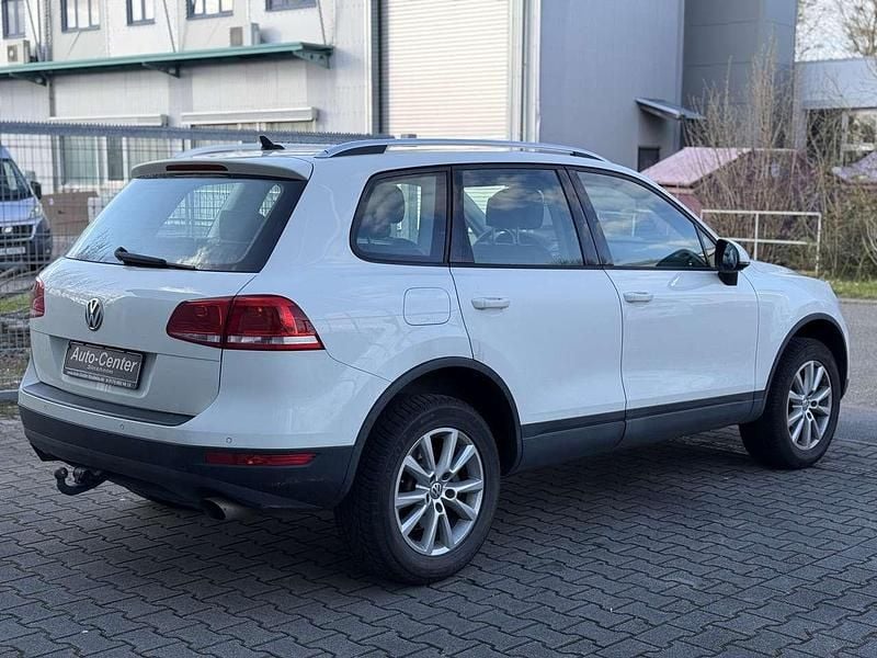 Gebraucht VW Touareg 239 PS (175 kW) 2011 Campanellaweiss SUV