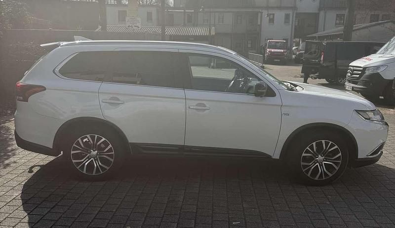 Gebraucht Mitsubishi Outlander Plus 204 PS (150 kW) 2016 Weiß SUV