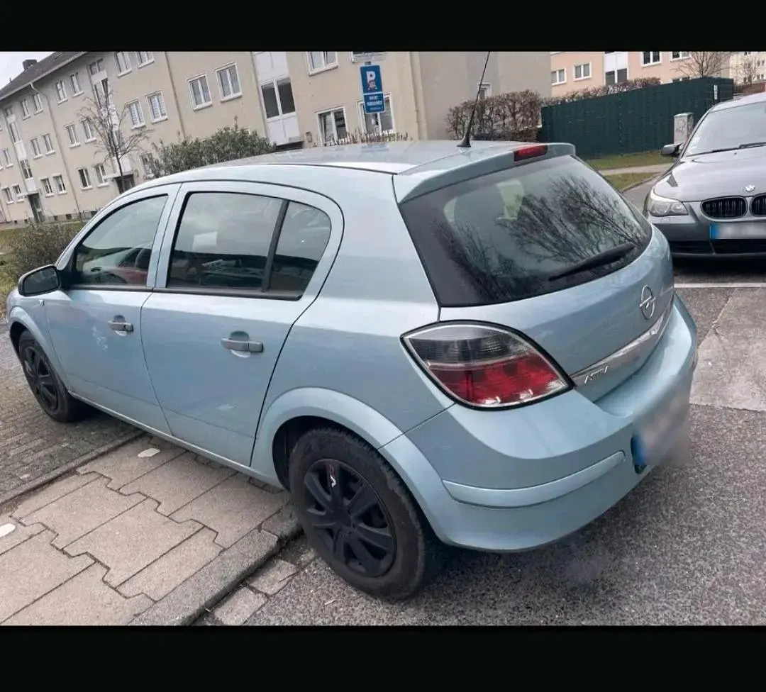 Używany Opel Astra 90 KM (66 kW) 2009 Niebieski Sedan/Limuzyna
