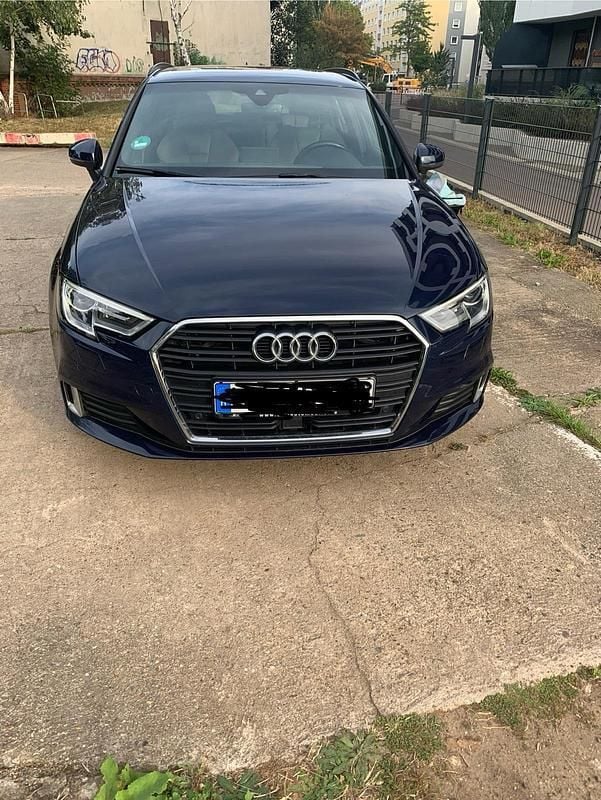 Blau Gebraucht 2018 Audi A3 Sportback S-Line Limousine | 17.899 € (Fairer Preis) - Bild 1/4