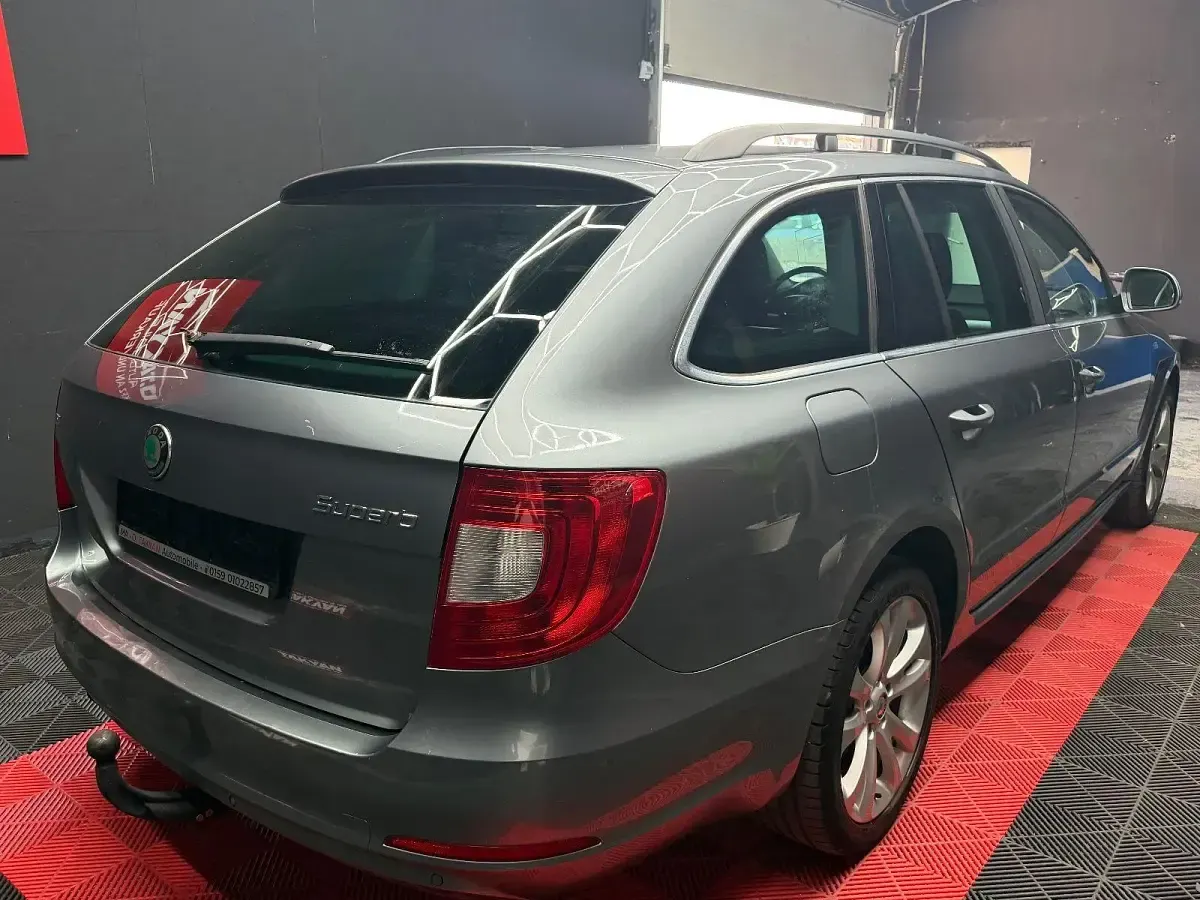 Gebraucht Skoda Superb Family 160 PS (117 kW) 2012 Grau Kombi