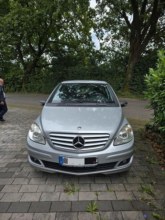 Silber Gebraucht 2007 Mercedes B180 Van / Kleinbus | 3.499 € - Bild 1/4