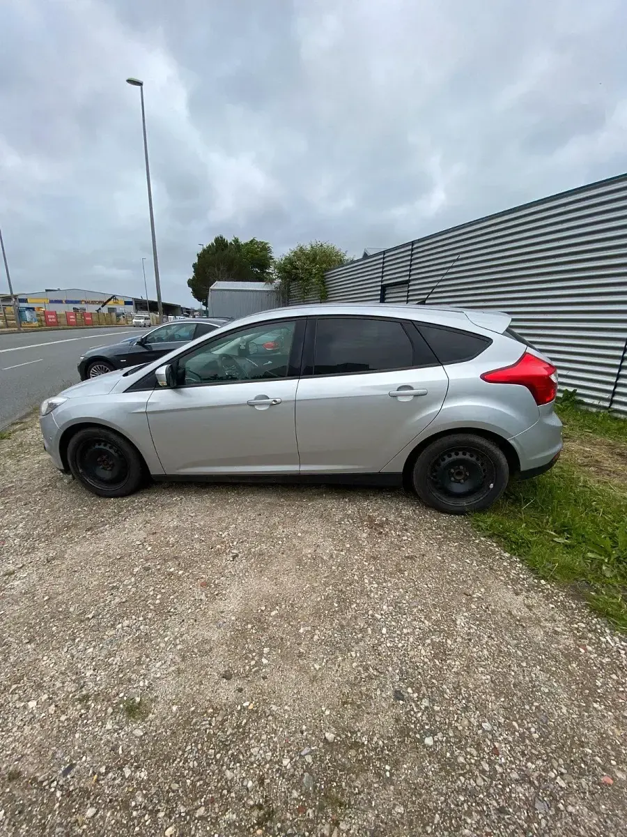 Gebraucht Ford Focus Trend 140 PS (102 kW) 2013 Grau Limousine