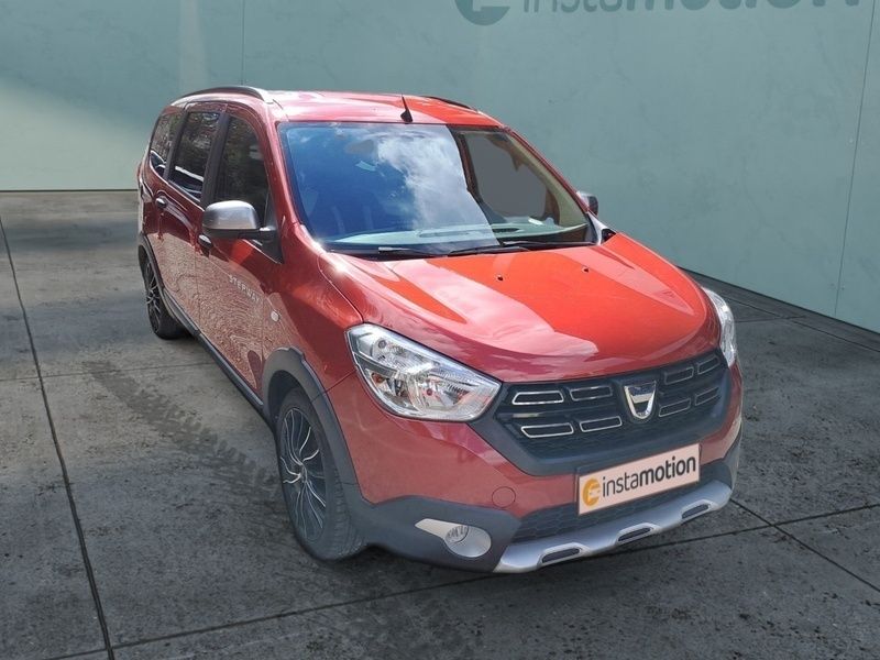 Rot Gebraucht 2019 Dacia Lodgy Stepway Van / Kleinbus | 15.540 € (Teuer) - Bild 1/4