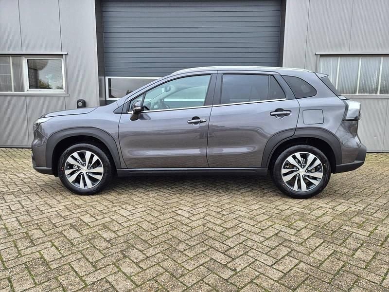 Titan dark gray pearl metallic Neu 2025 Suzuki SX4 S-Cross Comfort+ SUV | 26.470 € (Fairer Preis) - Bild 1/4