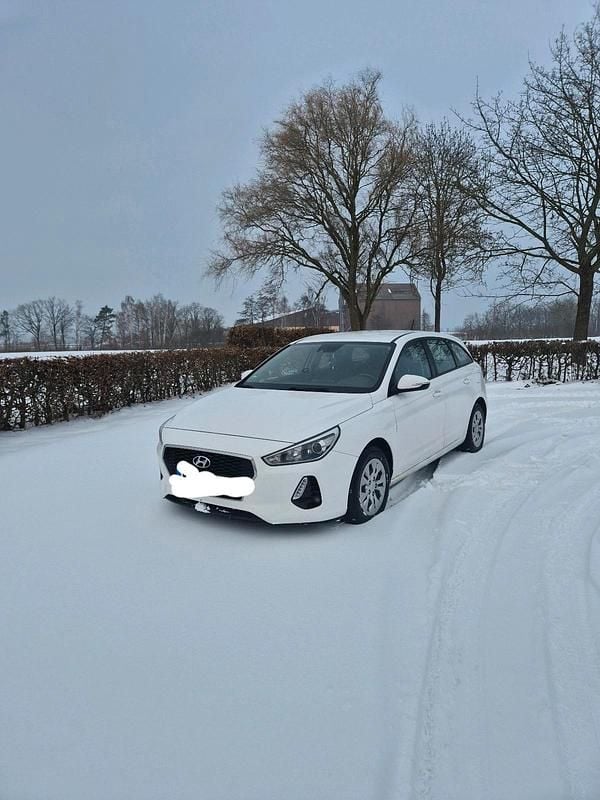 Weiß Gebraucht 2018 Hyundai i30 Kombi | 7.999 € (Guter Preis) - Bild 1/4