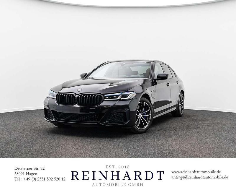 Black sapphire metallic Gebraucht 2022 BMW 545e M Sport Limousine | 44.105 € (Fairer Preis) - Bild 1/3
