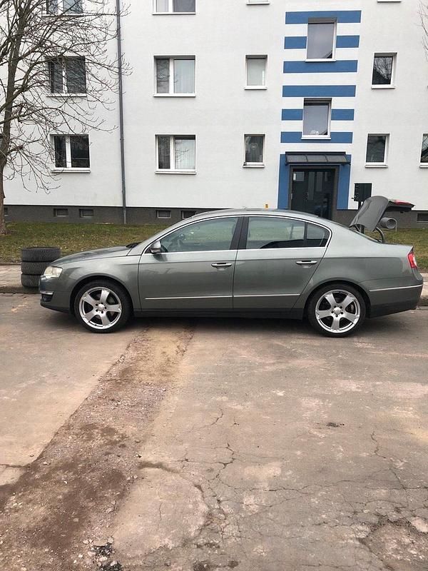 Grün Gebraucht 2009 VW Passat Limousine | 6.000 € (Teuer) - Bild 1/4