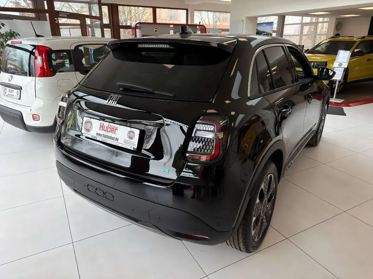Neu Fiat 600E La Prima 114 kW (156 PS) 2026 Schwarz SUV
