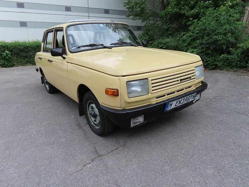 Gelb Gebraucht 1987 Wartburg 353 Limousine | 13.353 € - Bild 1/4