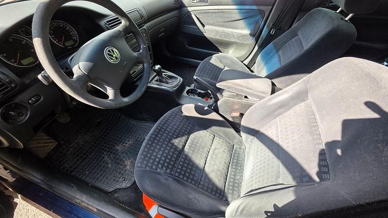 Gebraucht VW Passat Basis 131 PS (96 kW) 2001 Blau Kombi