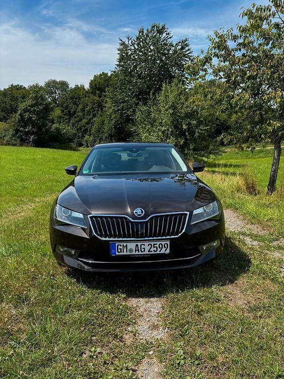 Braun Gebraucht 2018 Skoda Superb LAURIN & KLEMENT Limousine | 22.500 € (Etwas zu teuer) - Bild 1/4