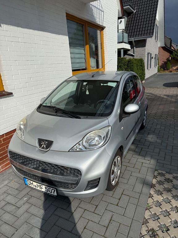 Grau Gebraucht 2010 Peugeot 107 Kleinwagen | 3.200 € (Fairer Preis) - Bild 1/4