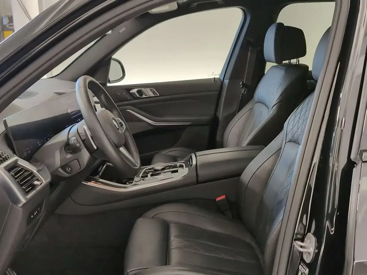 Gebraucht BMW X5 M Sport 489 PS (359 kW) 2025 Black sapphire metallic SUV