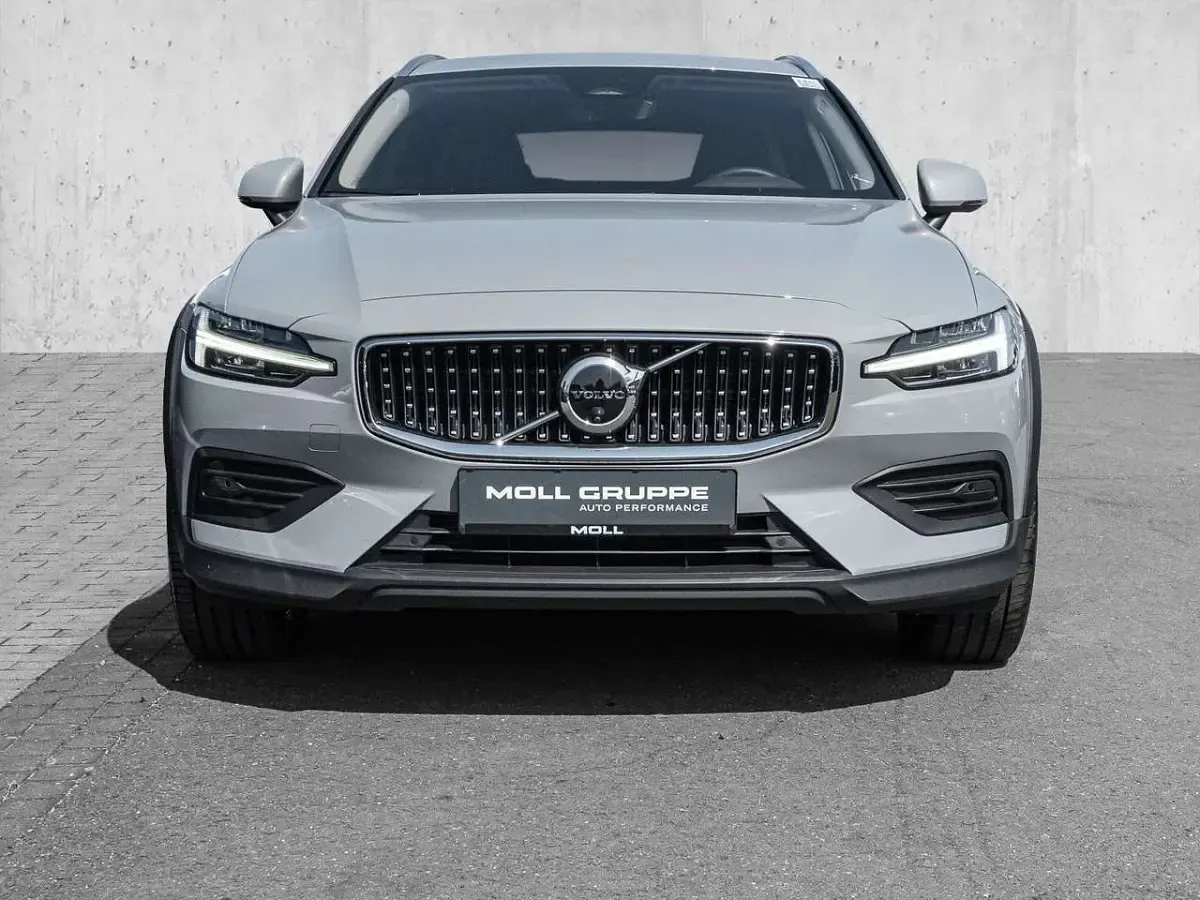 Gebraucht Volvo V60 CC 197 PS (144 kW) 2024 Vapour grey / metallic Kombi