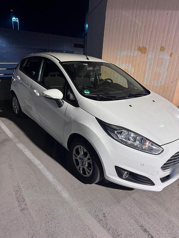 Gebraucht Ford Fiesta 101 PS (74 kW) 2015 Weiß Kleinwagen