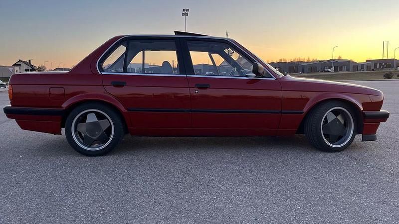 Gebraucht BMW 324 86 PS (63 kW) 1991 Rot Limousine