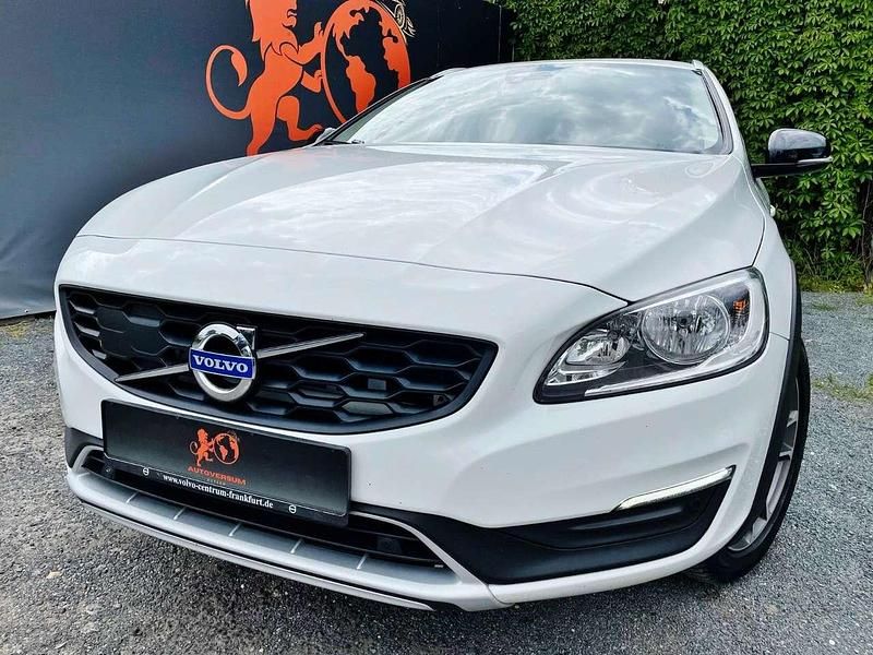 Gebraucht Volvo V60 CC 190 PS (139 kW) 2017 Ice white, solid / solid Kombi