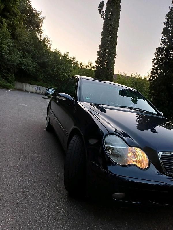 Blau Gebraucht 2002 Mercedes C200 Limousine | 3.500 € - Bild 1/4