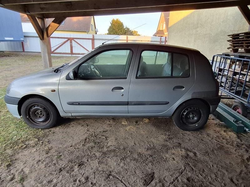 Gebraucht Renault Clio II 90 PS (66 kW) 1999 Silber Kleinwagen
