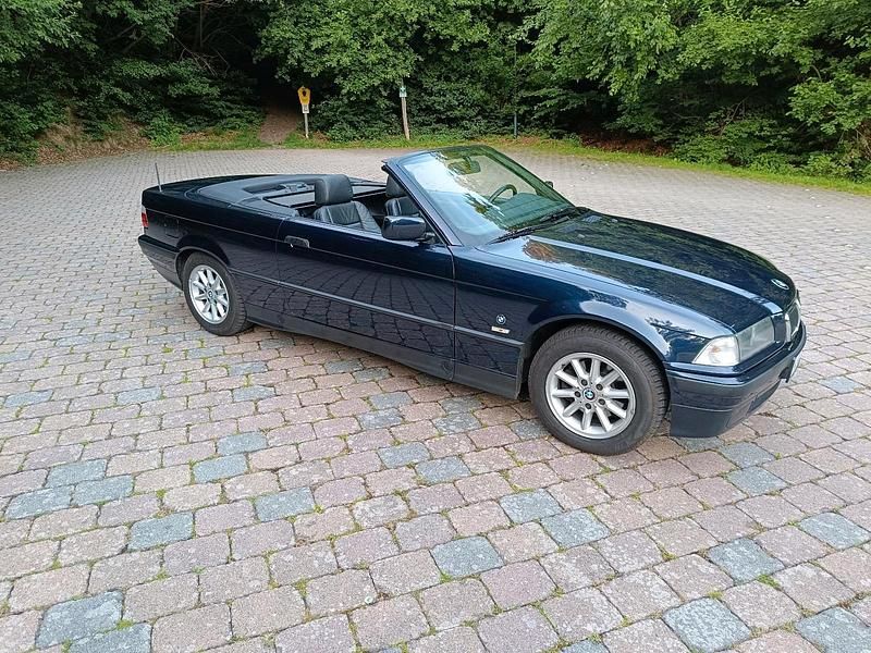 Blau Gebraucht 1999 BMW 318 Cabriolet Exclusive Cabrio | 9.990 € (Fairer Preis) - Bild 1/4