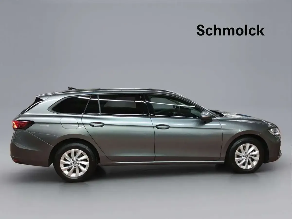 Gebraucht Skoda Superb Essence 150 PS (110 kW) 2025 Grau Kombi