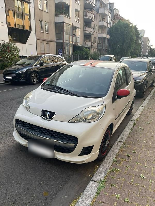 Weiß Gebraucht 2009 Peugeot 107 Kleinwagen | 2.299 € (Fairer Preis) - Bild 1/4