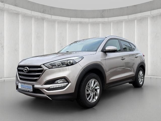 Gebraucht Hyundai Tucson Intro Edition 132 PS (97 kW) 2016 Gold SUV