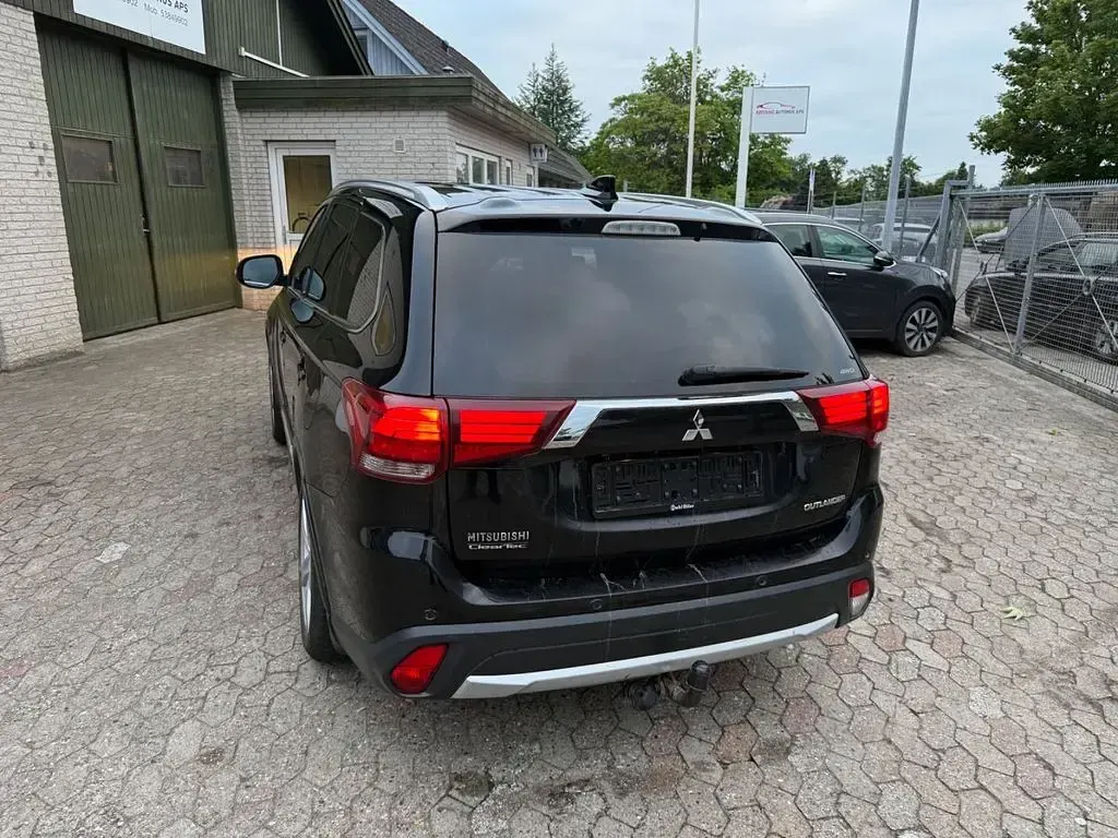 Gebraucht Mitsubishi Outlander Intense 150 PS (110 kW) 2017 Schwarz SUV
