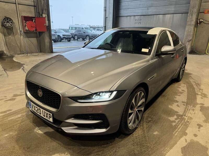 Grau Gebraucht 2021 Jaguar XE Limousine | 18.000 € - Bild 1/4