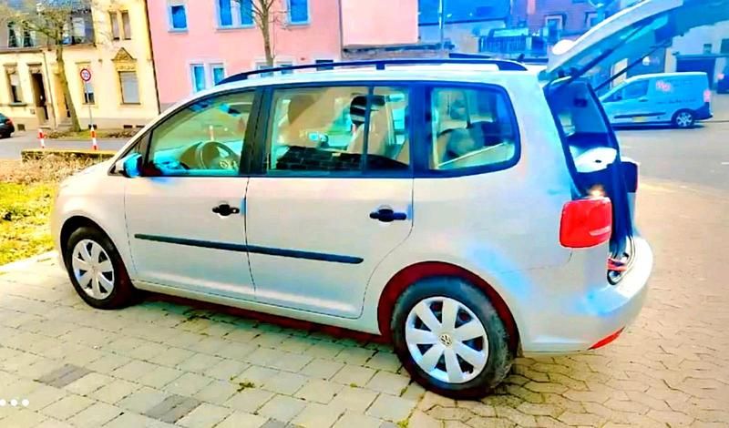 Gebraucht VW Touran 105 PS (77 kW) 2011 Silber Van / Kleinbus