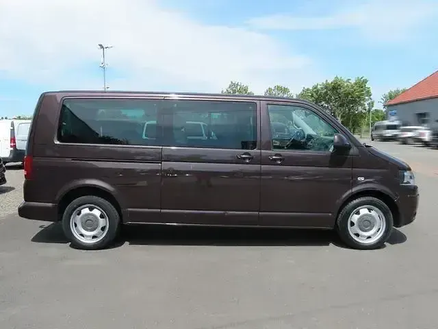 Gebraucht VW Caravelle Comfortline 179 PS (131 kW) 2010 Dark wood perleffekt Van