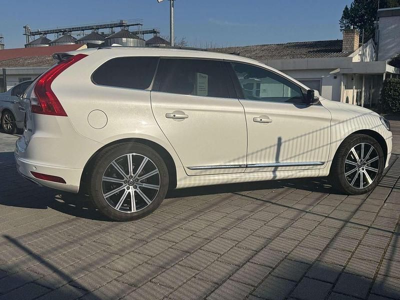 Gebraucht Volvo XC60 Summum 190 PS (139 kW) 2016 Chrystal white SUV