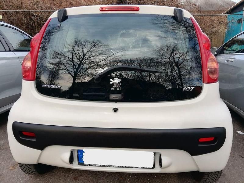 Gebraucht Peugeot 107 68 PS (50 kW) 2010 Weiß Kleinwagen