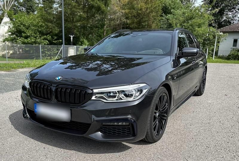 Schwarz Gebraucht 2019 BMW 520 Sport Line Kombi | 29.900 € (Teuer) - Bild 1/4