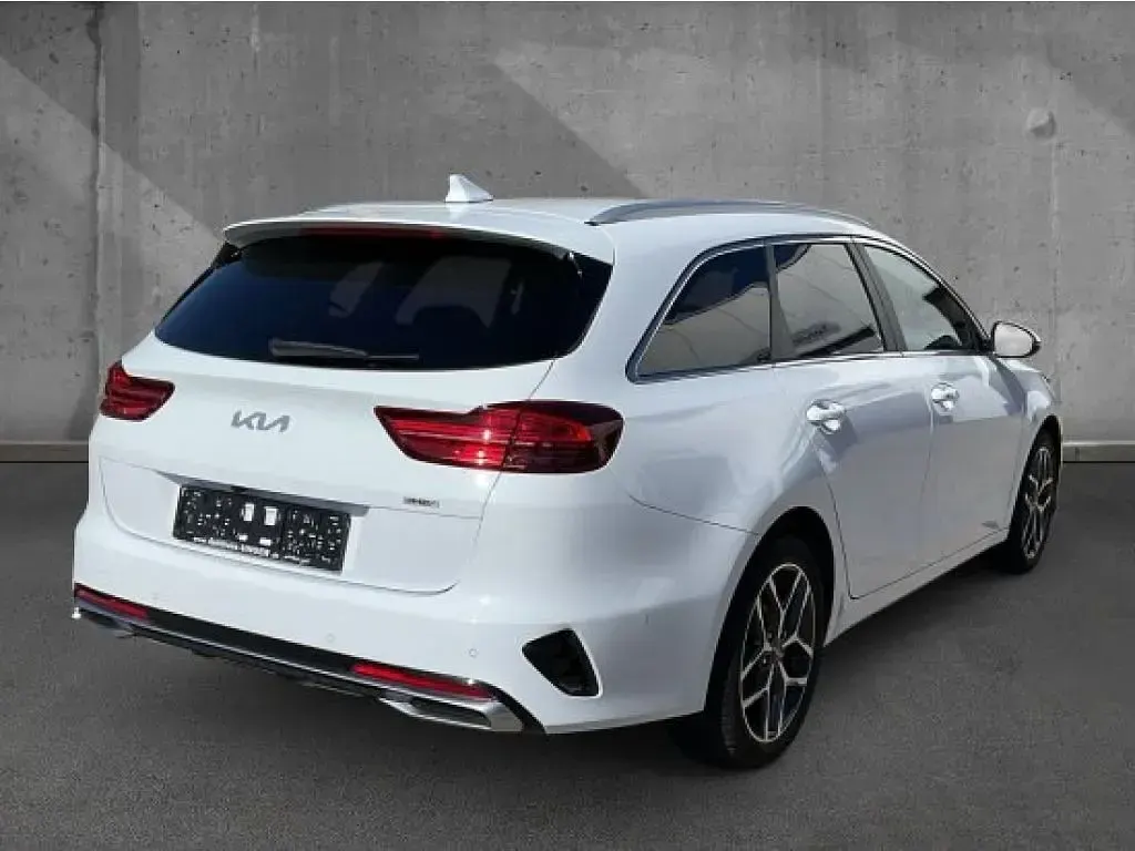 Gebraucht Kia Ceed 141 PS (103 kW) 2022 Cararraweiss Kleinwagen