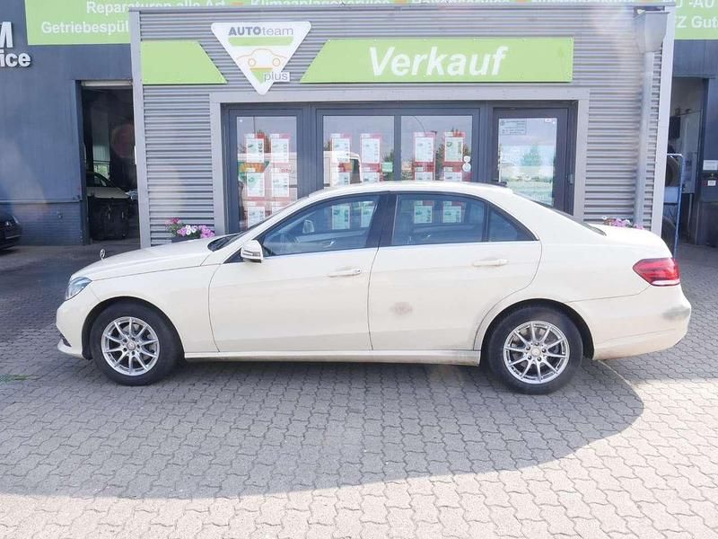 Hellelfenbein Gebraucht 2015 Mercedes E200 Limousine | 4.490 € (Teuer) - Bild 1/4