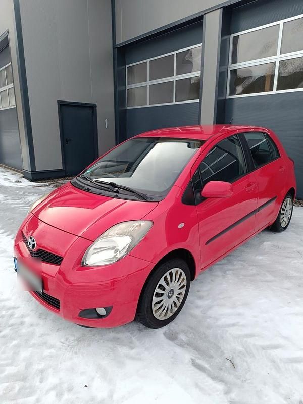 Rot Gebraucht 2010 Toyota Yaris Kleinwagen | 1.900 € (Superpreis) - Bild 1/4