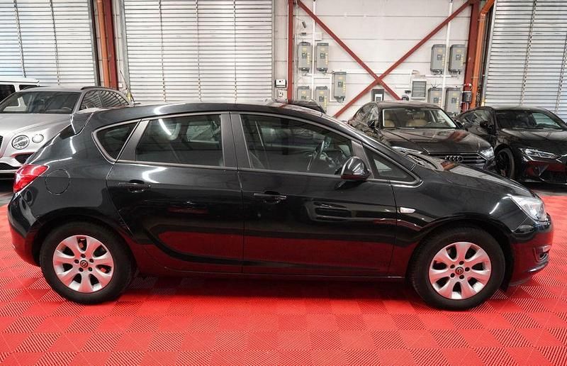 Gebraucht Opel Astra 110 PS (80 kW) 2014 Schwarz Limousine
