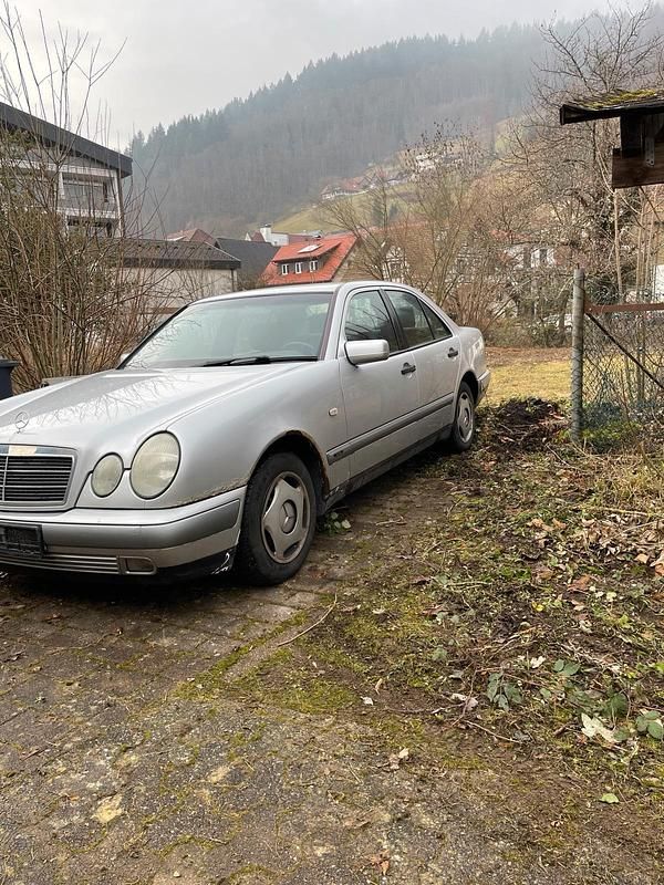 Gebraucht Mercedes E200 136 PS (100 kW) 1999 Silber Limousine